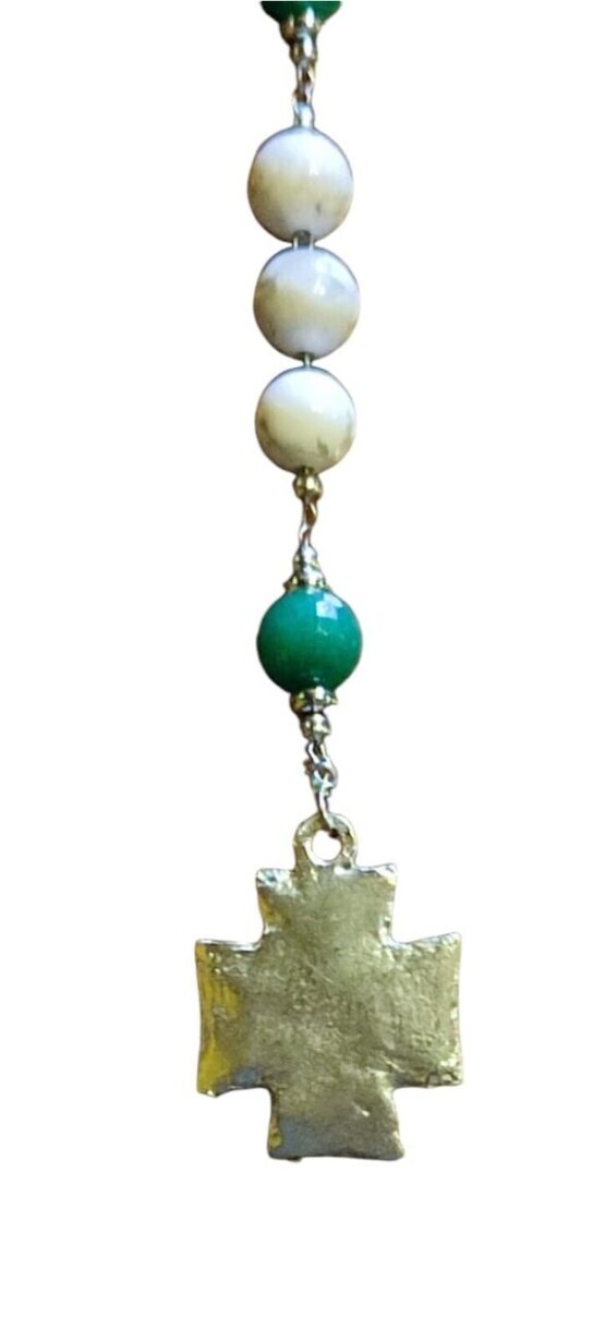 CORONA SANTO ROSARIO CRISTIANO IN PIETRA DURA DI AULITE BIANCA E GRANI DEL PATER IN AGATA VERDE - GIOIELLO ARTIGIANALE FATTO A MANO IN ITALIA  ( grano da 6 mm ) - immagine 5